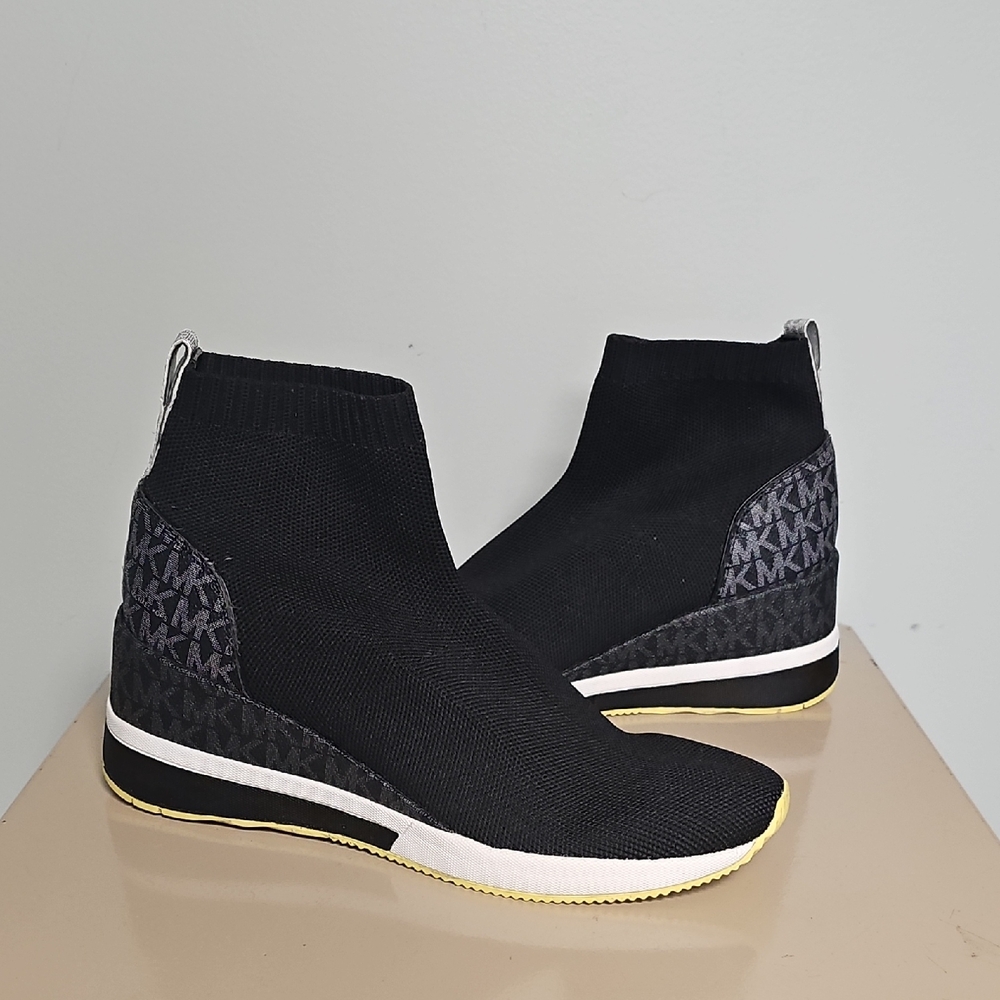 MICHAEL KORS "SKYLER" BLACK AND SILVER WEDGED SNEAKERS SIZE 8